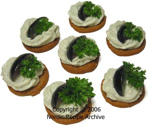 Gingerbread and blue cheese canap&eacute;s