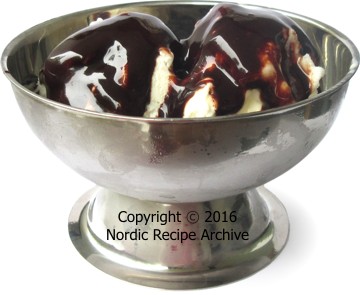 Simple chocolate sauce with ice cream