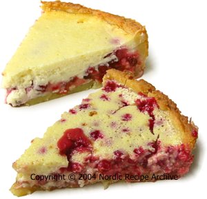Lingonberry cheesecake slices