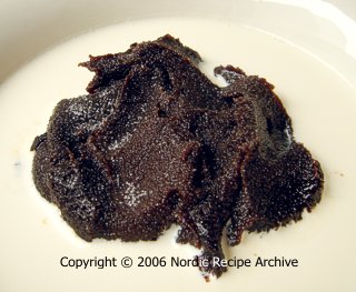 M&auml;mmi with cream