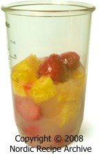 Grapefruit, strawberry and pineapple smoothie